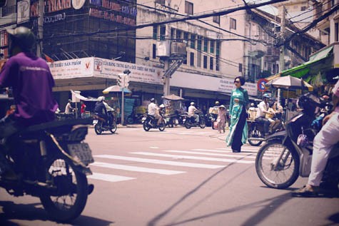 Diễn viên Hồng Ánh xuất hiện trong khu chợ nhỏ tại Sài Gòn